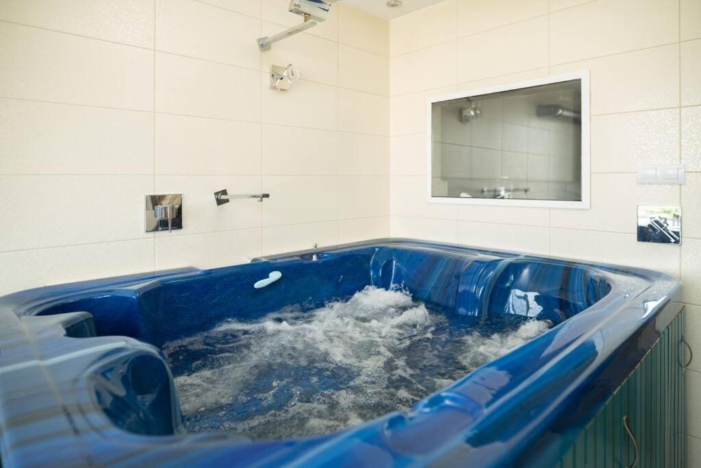 דברצן Martonfalvi Penthouse W Jacuzzi מראה חיצוני תמונה